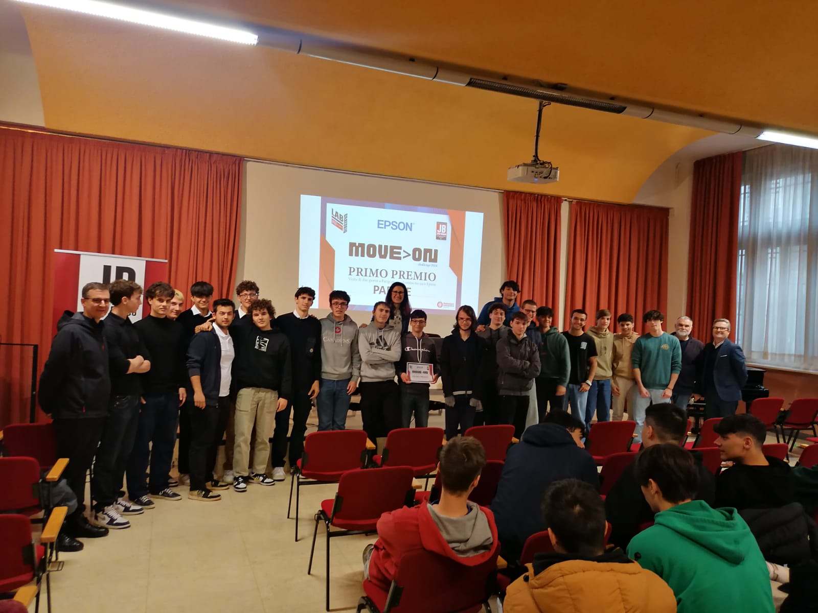 Premiazione studenti del Move On Challenge con l'Hub Manager di Verona del progetto Rete