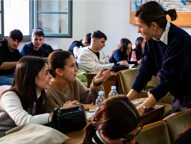 Giovani e studenti nella sala formazione Hub Rete di Nuoro