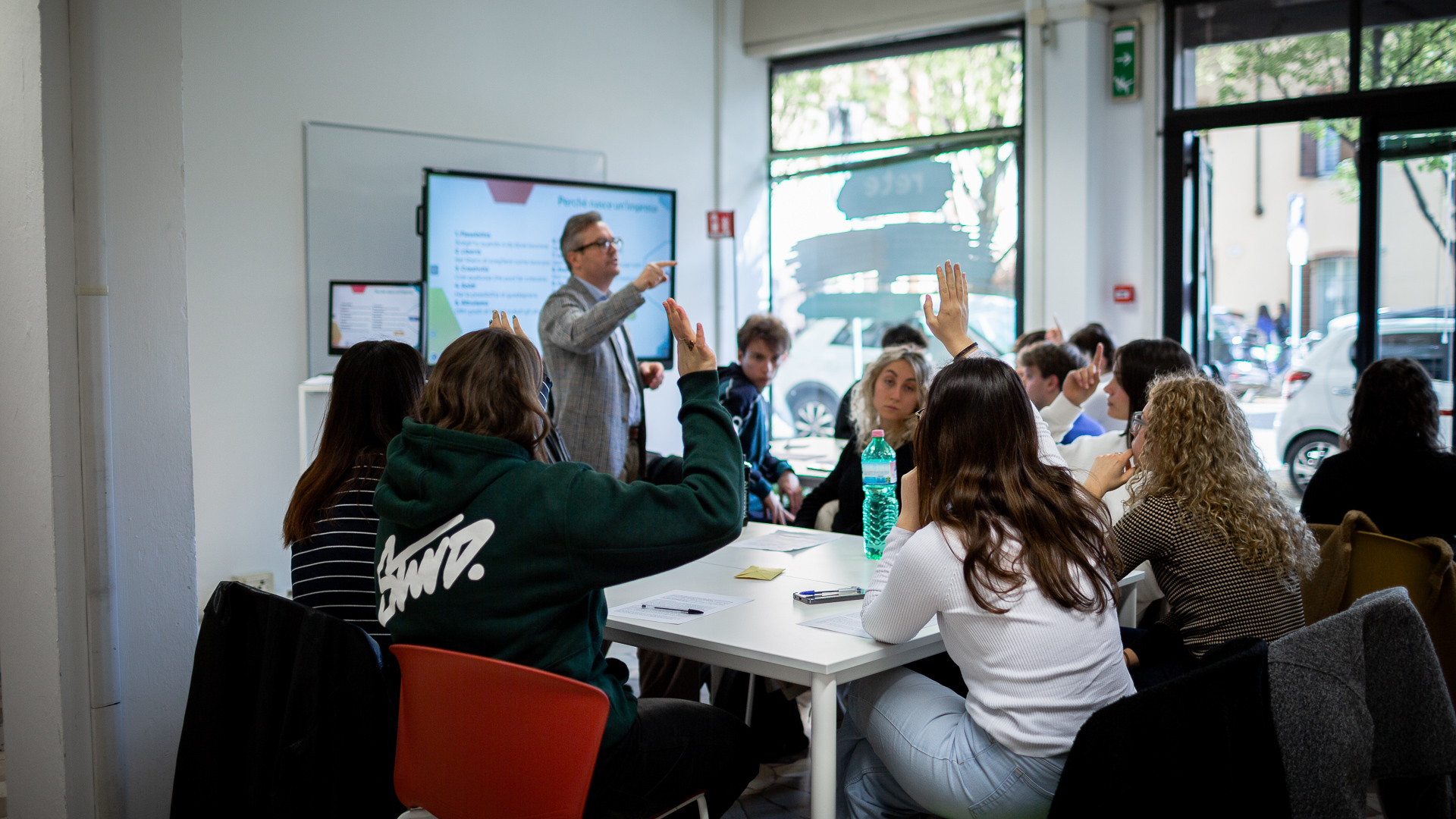 Giovani universitari, divisi in team, lavorano a stretto contatto per rendere il bilancio sociale delle imprese più accessibile.