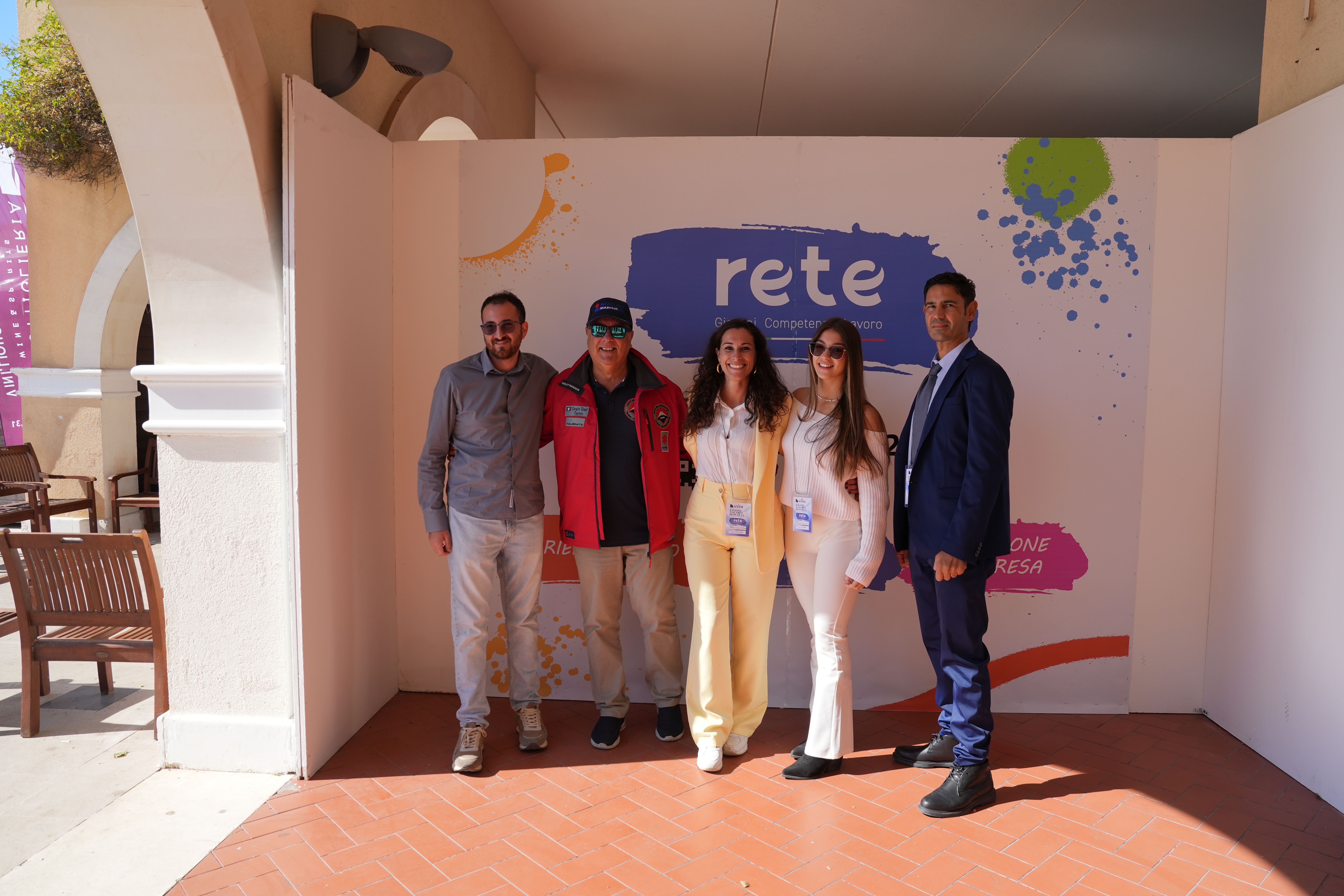 Il team dell’Hub Rete di Brindisi insieme a Desirée Ruggiero, campionessa mondiale di Jujutsu, e al comandante Sergio Davì: due storie di coraggio e determinazione che hanno ispirato i giovani presenti allo SNIM.