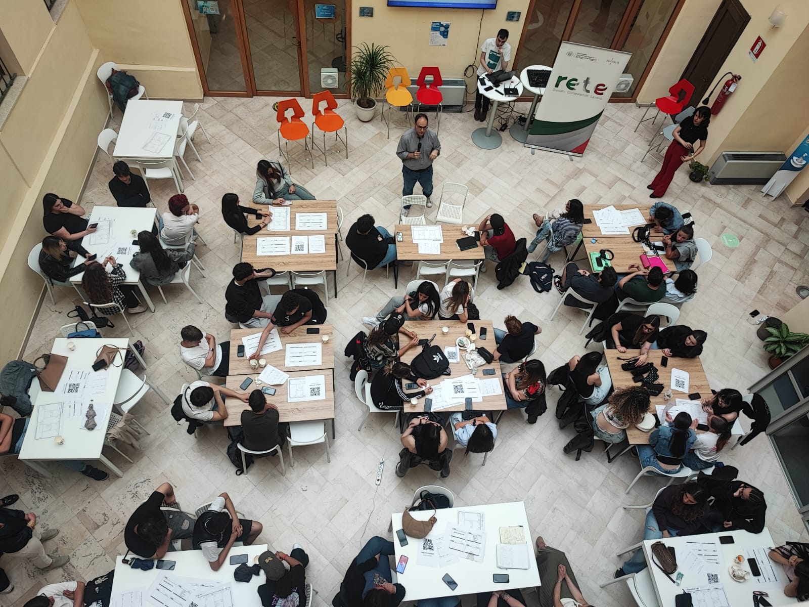 Laboratori, incontri e confronto tra studenti, formatori e giovani imprenditori.