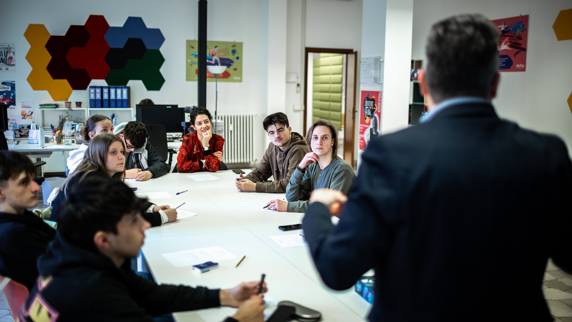 Un pomeriggio tra idee, tecnologia e lavoro: workshop, confronto e spettacolo per capire insieme come l’intelligenza artificiale può potenziare e non sostituire  l’ingegno umano.