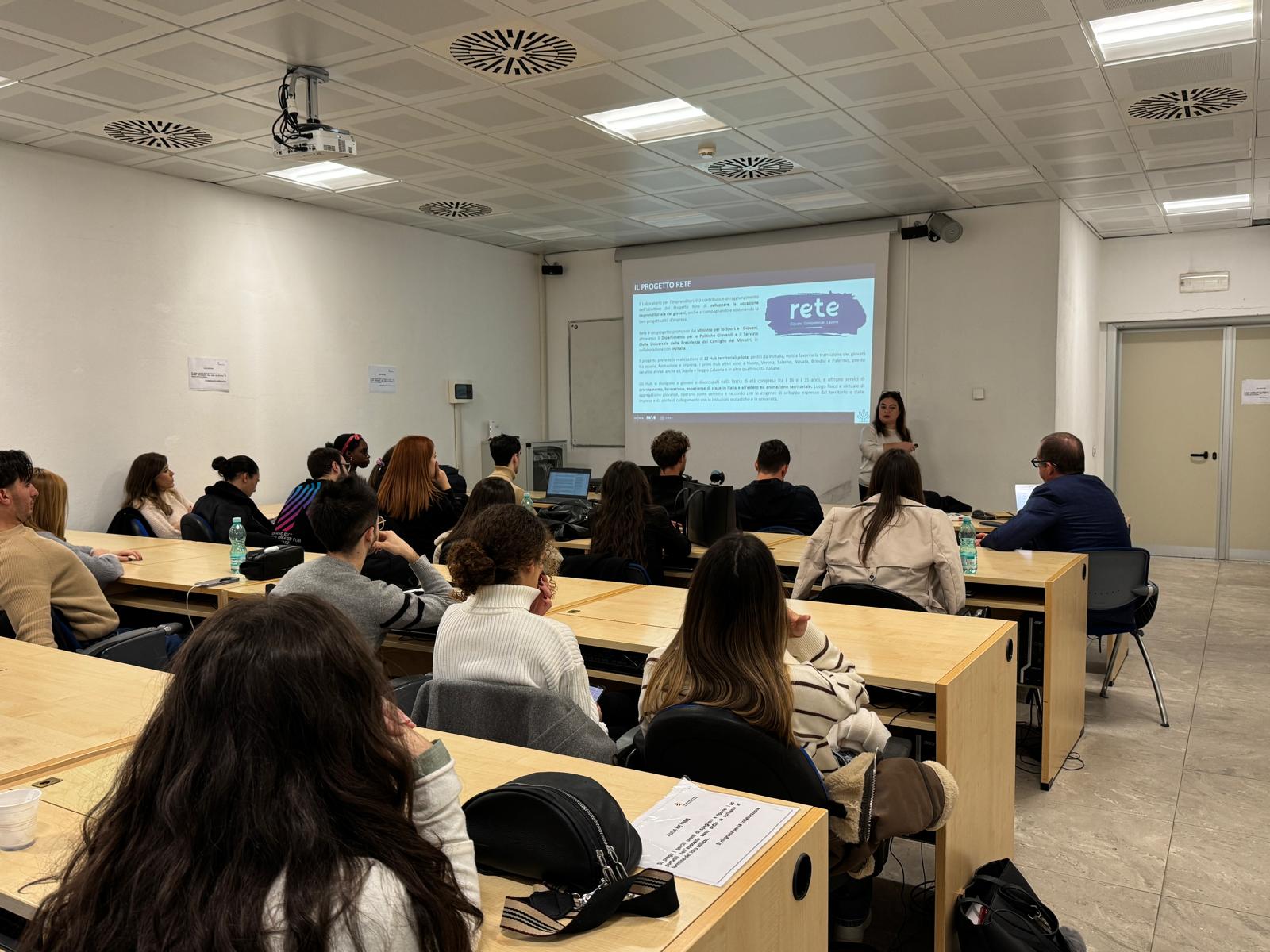 Un momento della presentazione del Laboratorio per l’Imprenditorialità all’Aula Keynes di Olbia, con studenti e studentesse coinvolti in un confronto attivo sulle opportunità del Progetto Rete.