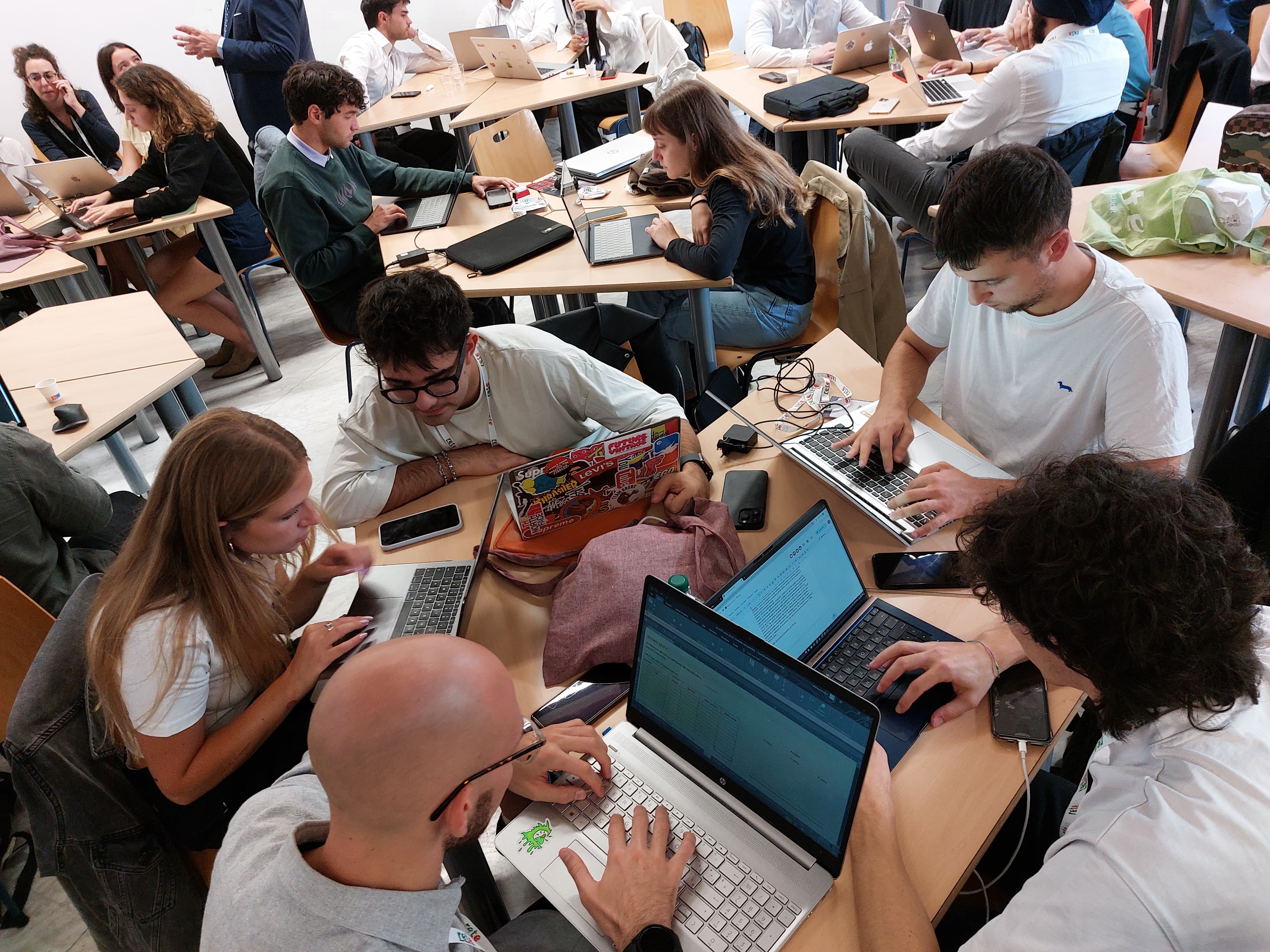 Giovani universitari al lavoro durante l’Hackathon nazionale del Progetto Rete: due giornate di confronto e teamwork per trasformare le idee in startup.