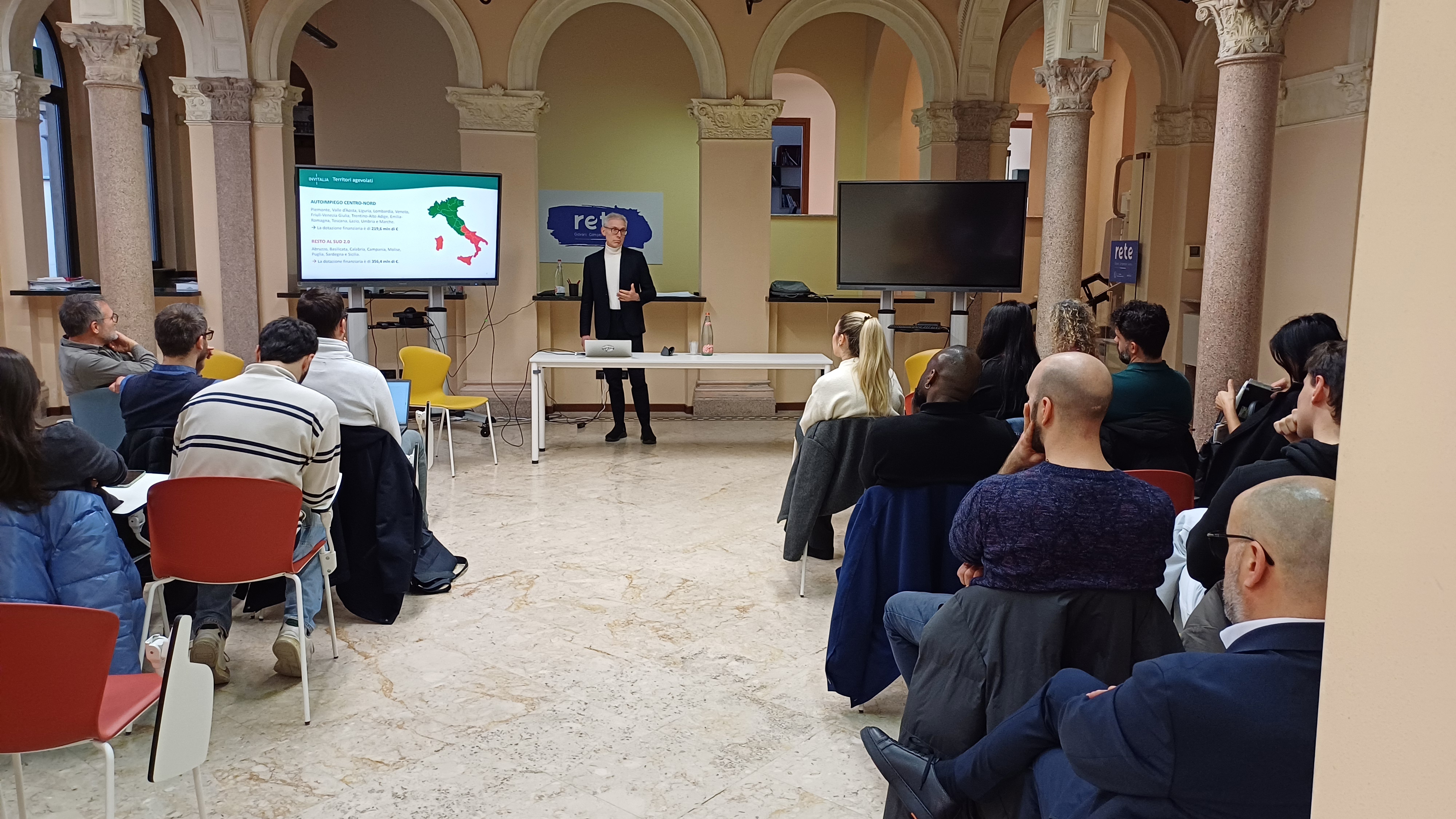 Giovani e aspiranti imprenditori partecipano alle attività sulla creazione d'impresa proposte a Novara nell'Hub del Progetto Rete