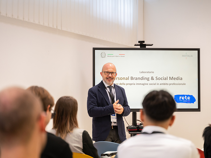 Partecipanti al laboratorio dedicato al personal branding e alla comunicazione digitale all’Hub Rete Salerno.