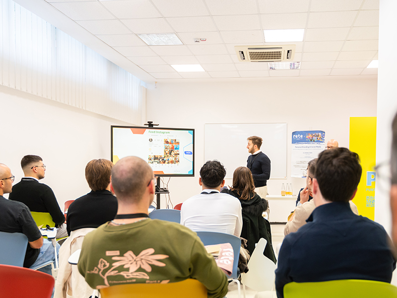 Partecipanti al laboratorio dedicato al personal branding e alla comunicazione digitale all’Hub Rete Salerno.