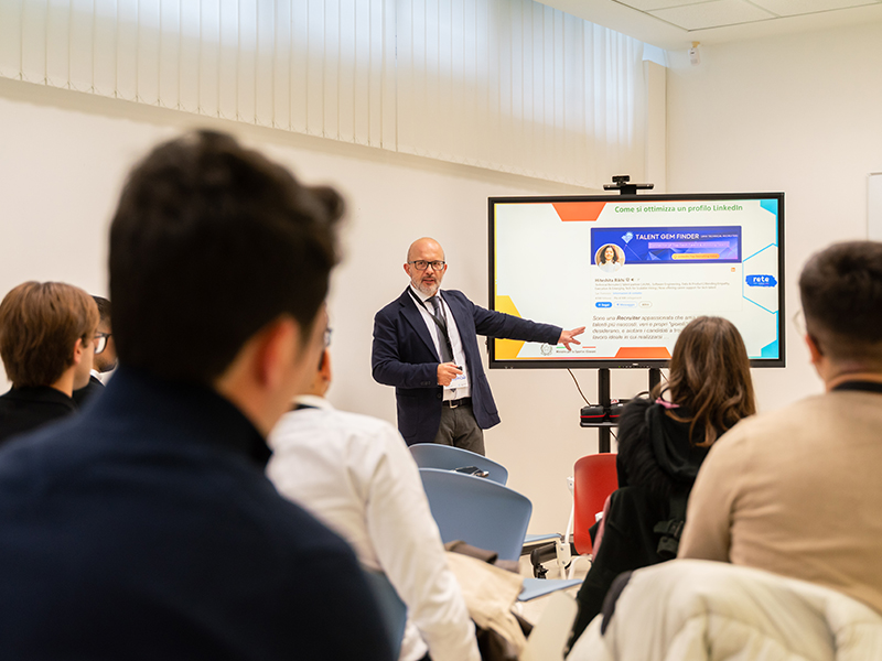 Partecipanti al laboratorio dedicato al personal branding e alla comunicazione digitale all’Hub Rete Salerno.