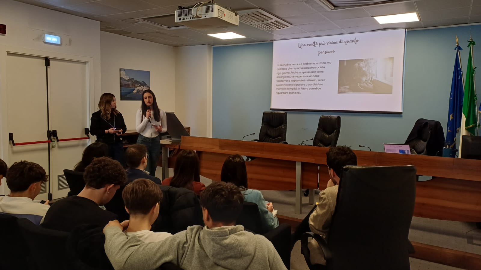 Fase di pitch durante l'Hackathon dell'Hub Rete di Salerno: studenti espongono i propri progetti d'impresa davanti a una platea in un'aula universitaria.