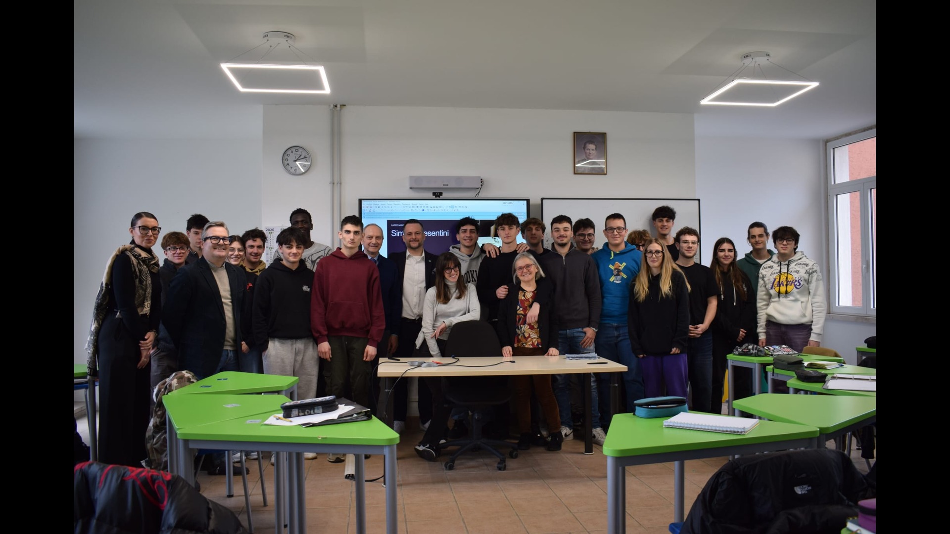 Facce da startup: i ragazzi e i mentor di 'Spazio all'Imprenditorialità' si caricano prima della sfida dei pitch per trasformare le idee in realtà.