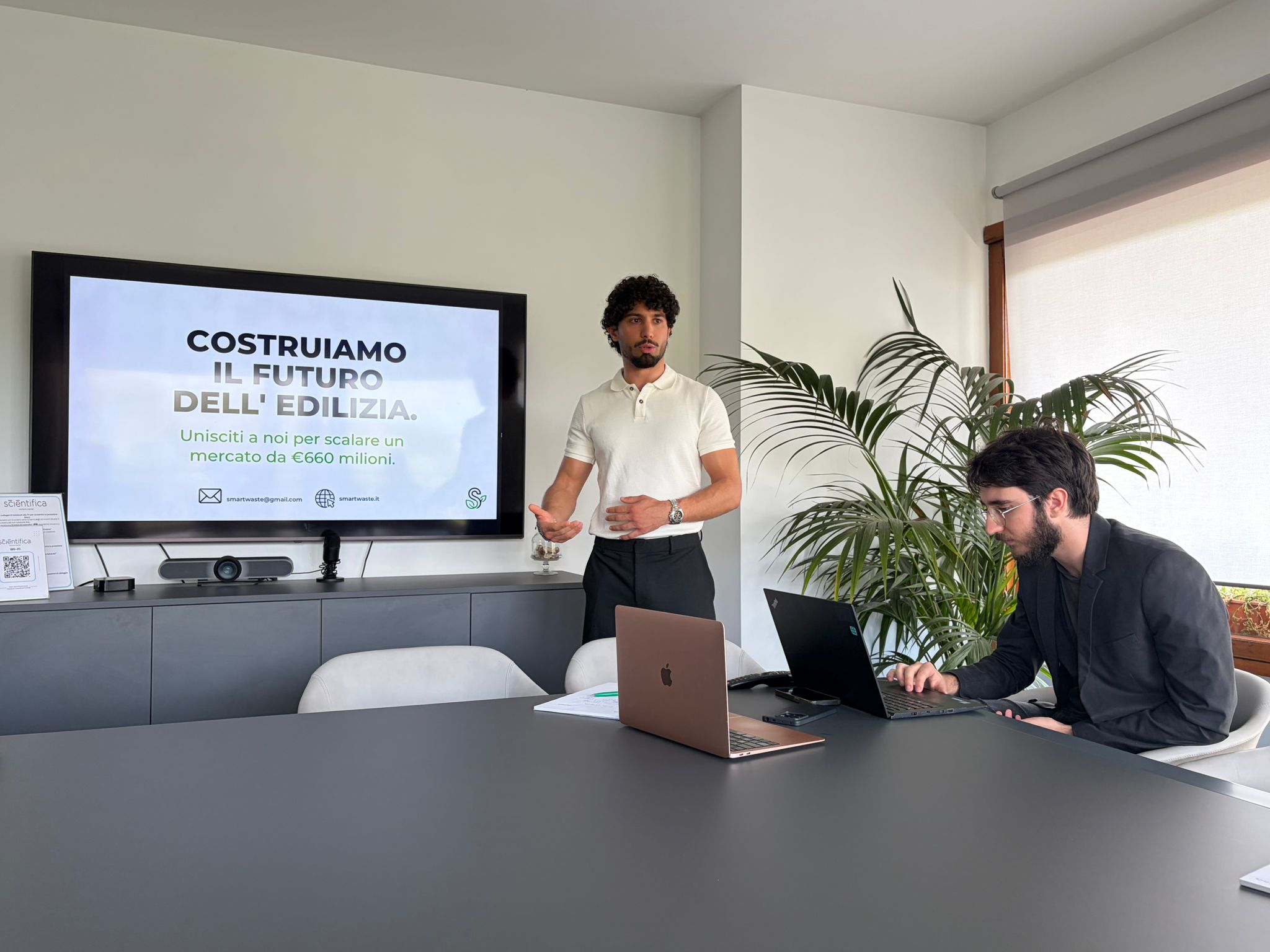 I fondatori di SmartWaste, Marco Iannotta e Nazzareno Galli, presentano il pitch della loro piattaforma durante l'Experience Tour presso Scientifica