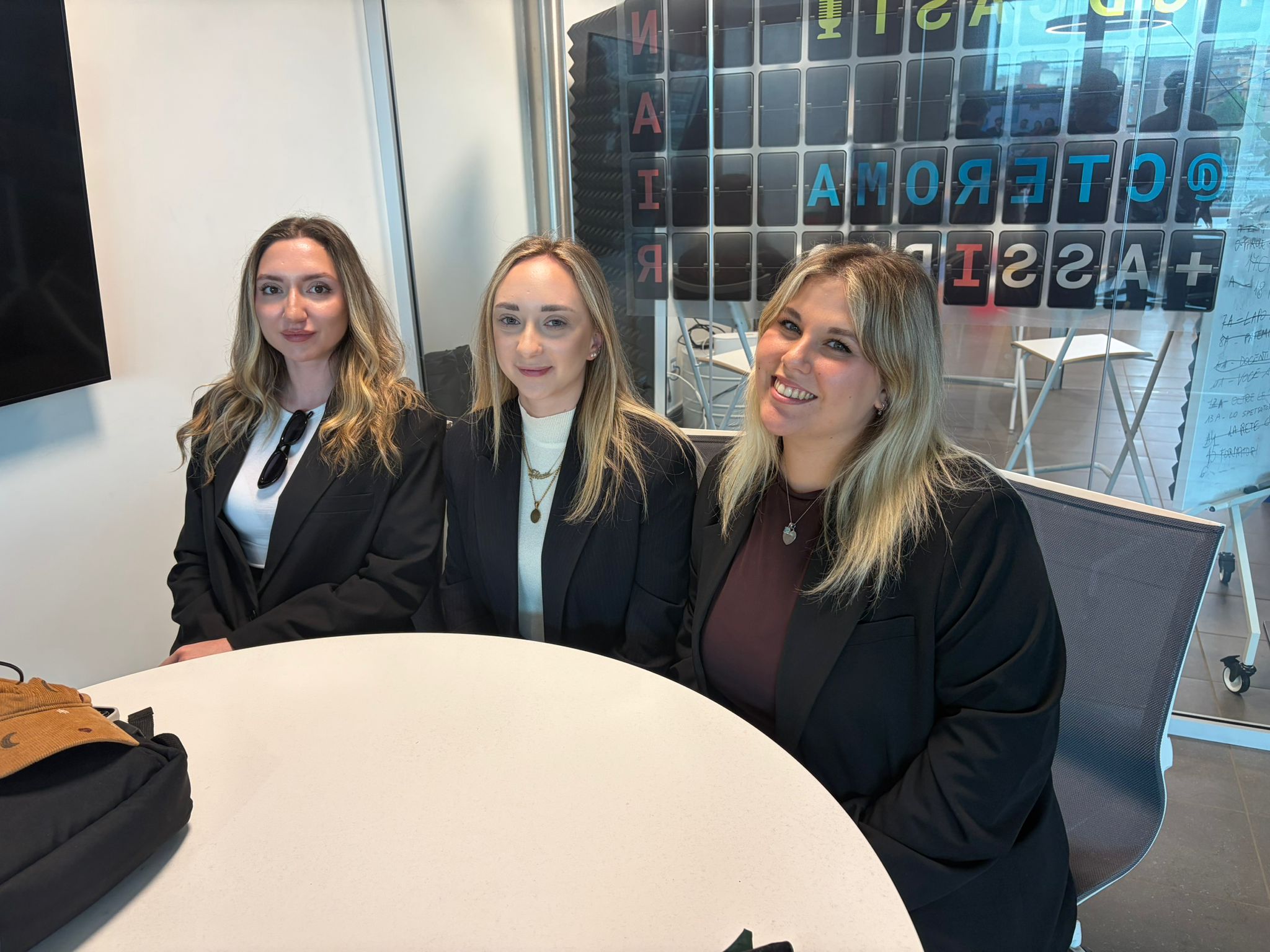 Ritratto di gruppo delle fondatrici di Reborn Cosmetics: tre giovani studentesse che hanno trasformato un progetto universitario sulla cosmetica sostenibile in una sfida d'impresa reale.