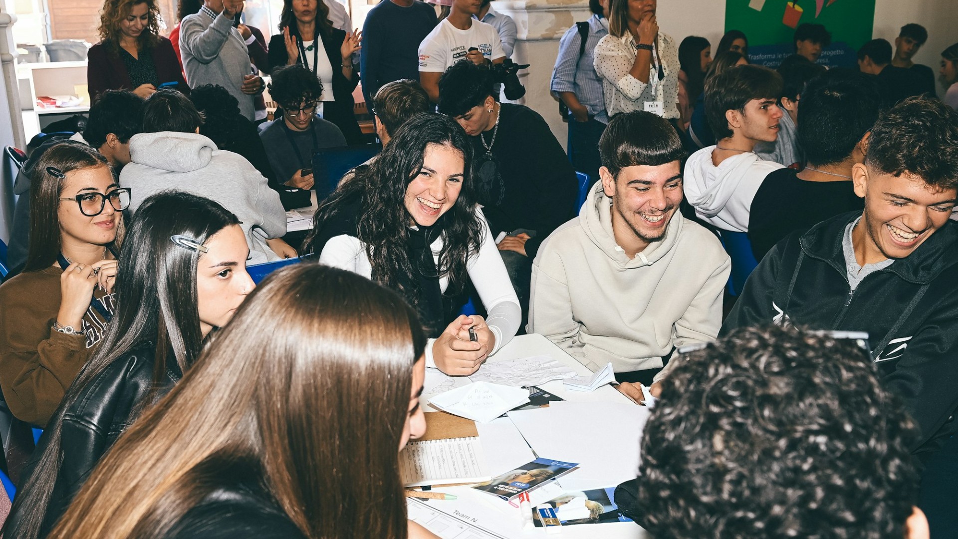 Un gruppo di ragazze e ragazzi al lavoro durante un laboratorio sulla creazione d'impresa del Progetto Rete