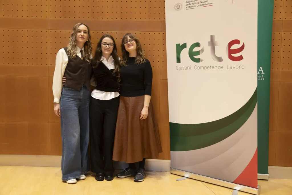 Jovana, Valentina e Chiara durante l’Hackathon nazionale del Progetto Rete, dove hanno presentato “inU – Lo specchio dell’Università”