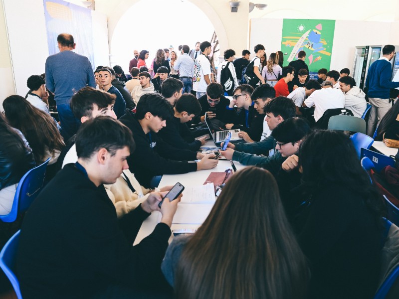 Ragazze e ragazzi partecipano ad una iniziativa del Progetto Rete